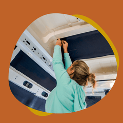 Pose d’une plaque d’Armaflex au plafond d’un van